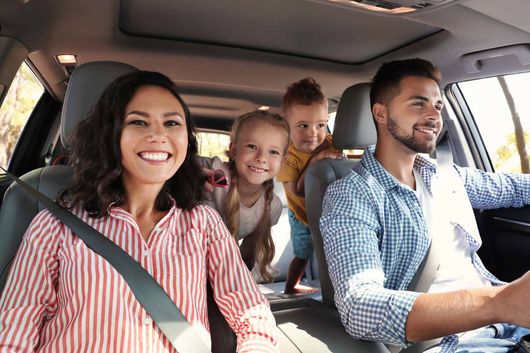 Junge Familie im Auto